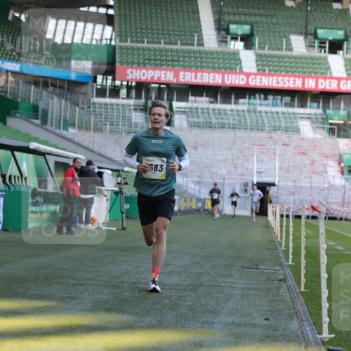 06.10.2024 - 19. swb-Marathon Bremen Yannick Fuchs http://msf.ph/oto/7381628 06.10.2024 10:21:47 Laufen im Stadion 7019, 7376, 7646, 7839, 7963, 8292, 8583, 8602, 8631, 8792, 8797 meine-sportfotos.de