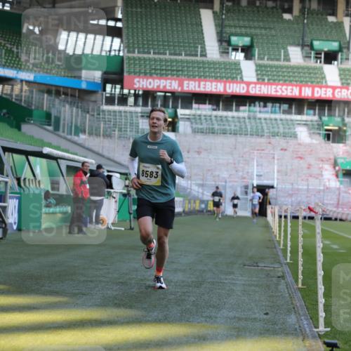06.10.2024 - 19. swb-Marathon Bremen Yannick Fuchs http://msf.ph/oto/7381640 06.10.2024 10:21:47 Laufen im Stadion 7019, 7376, 7646, 7839, 7963, 8292, 8583, 8602, 8631, 8792, 8797 meine-sportfotos.de