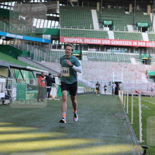06.10.2024 - 19. swb-Marathon Bremen Yannick Fuchs http://msf.ph/oto/7381649 06.10.2024 10:21:47 Laufen im Stadion 7019, 7376, 7646, 7839, 7963, 8292, 8583, 8602, 8631, 8792, 8797 meine-sportfotos.de