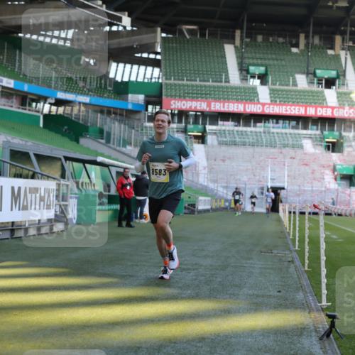 06.10.2024 - 19. swb-Marathon Bremen Yannick Fuchs http://msf.ph/oto/7381676 06.10.2024 10:21:47 Laufen im Stadion 7019, 7376, 7646, 7839, 7963, 8292, 8583, 8602, 8631, 8792, 8797 meine-sportfotos.de