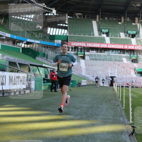 06.10.2024 - 19. swb-Marathon Bremen Yannick Fuchs http://msf.ph/oto/7381692 06.10.2024 10:21:47 Laufen im Stadion 7019, 7376, 7646, 7839, 7963, 8292, 8583, 8602, 8631, 8792, 8797 meine-sportfotos.de