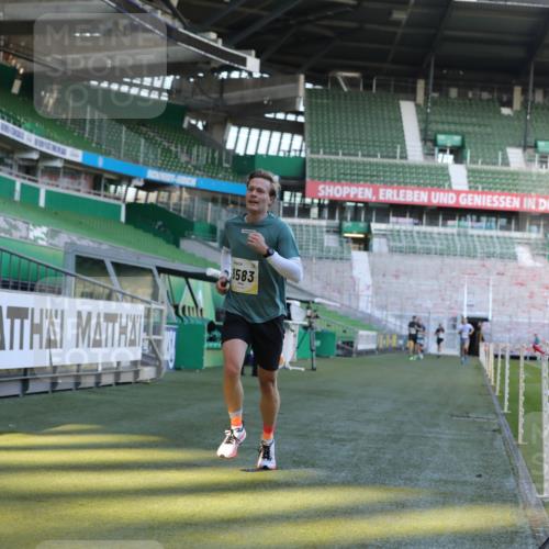 06.10.2024 - 19. swb-Marathon Bremen Yannick Fuchs http://msf.ph/oto/7381716 06.10.2024 10:21:48 Laufen im Stadion 7019, 7376, 7646, 7839, 7963, 8292, 8583, 8602, 8631, 8792, 8797 meine-sportfotos.de