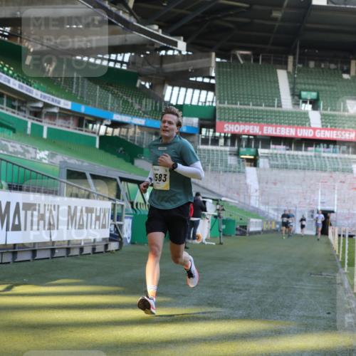 06.10.2024 - 19. swb-Marathon Bremen Yannick Fuchs http://msf.ph/oto/7381722 06.10.2024 10:21:48 Laufen im Stadion 7019, 7376, 7646, 7839, 7963, 8292, 8583, 8602, 8631, 8792, 8797 meine-sportfotos.de