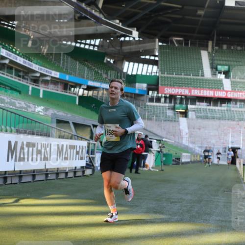 06.10.2024 - 19. swb-Marathon Bremen Yannick Fuchs http://msf.ph/oto/7381739 06.10.2024 10:21:48 Laufen im Stadion 7019, 7376, 7646, 7839, 7963, 8292, 8583, 8602, 8631, 8792, 8797 meine-sportfotos.de