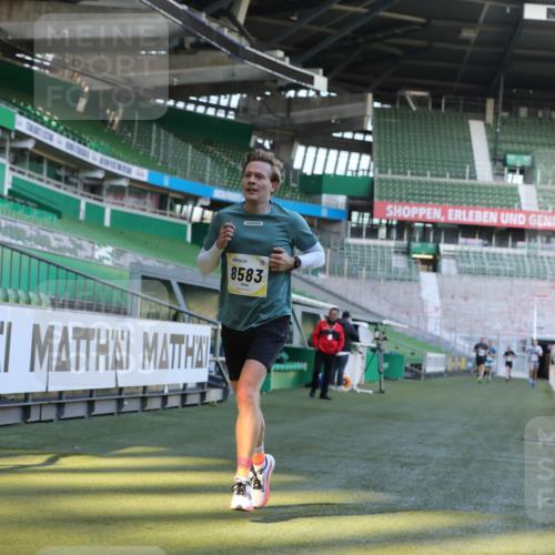06.10.2024 - 19. swb-Marathon Bremen Yannick Fuchs http://msf.ph/oto/7381749 06.10.2024 10:21:48 Laufen im Stadion 7019, 7376, 7646, 7839, 7963, 8292, 8583, 8602, 8631, 8792, 8797 meine-sportfotos.de