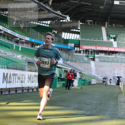 06.10.2024 - 19. swb-Marathon Bremen Yannick Fuchs http://msf.ph/oto/7381760 06.10.2024 10:21:48 Laufen im Stadion 7019, 7376, 7646, 7839, 7963, 8292, 8583, 8602, 8631, 8792, 8797 meine-sportfotos.de