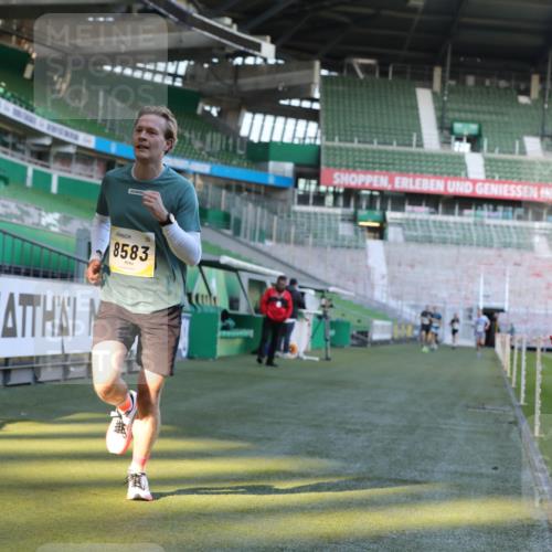 06.10.2024 - 19. swb-Marathon Bremen Yannick Fuchs http://msf.ph/oto/7381780 06.10.2024 10:21:48 Laufen im Stadion 7019, 7376, 7646, 7839, 7963, 8292, 8583, 8602, 8631, 8792, 8797 meine-sportfotos.de