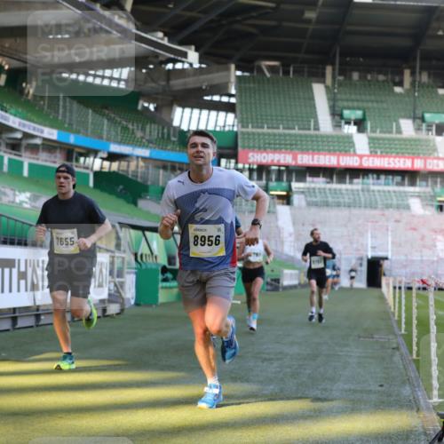 06.10.2024 - 19. swb-Marathon Bremen Yannick Fuchs http://msf.ph/oto/7381860 06.10.2024 10:22:03 Laufen im Stadion 7019, 7376, 7646, 7655, 7839, 7963, 8198, 8292, 8511, 8583, 8631, 8755, 8781, 8792, 8797, 8956 meine-sportfotos.de