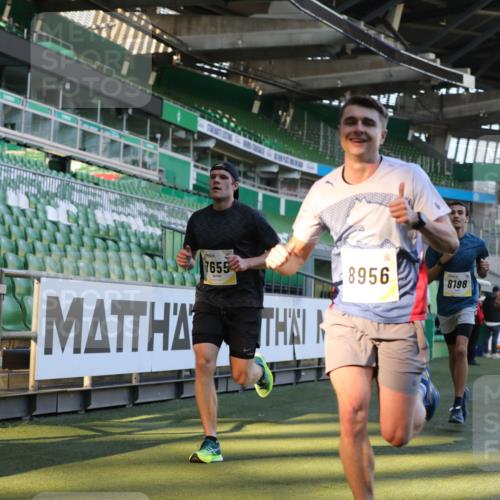 06.10.2024 - 19. swb-Marathon Bremen Yannick Fuchs http://msf.ph/oto/7381884 06.10.2024 10:22:04 Laufen im Stadion 7019, 7376, 7646, 7655, 7839, 7963, 8198, 8292, 8511, 8583, 8631, 8755, 8781, 8792, 8797, 8956 meine-sportfotos.de