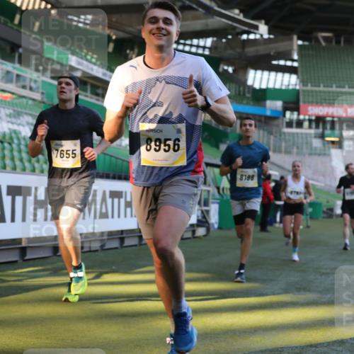 06.10.2024 - 19. swb-Marathon Bremen Yannick Fuchs http://msf.ph/oto/7381894 06.10.2024 10:22:04 Laufen im Stadion 7019, 7376, 7646, 7655, 7839, 7963, 8198, 8292, 8511, 8583, 8631, 8755, 8781, 8792, 8797, 8956 meine-sportfotos.de