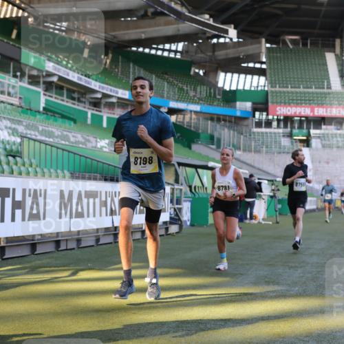 06.10.2024 - 19. swb-Marathon Bremen Yannick Fuchs http://msf.ph/oto/7381929 06.10.2024 10:22:05 Laufen im Stadion 7019, 7376, 7646, 7655, 7839, 7963, 8198, 8292, 8511, 8583, 8631, 8755, 8781, 8797, 8956 meine-sportfotos.de