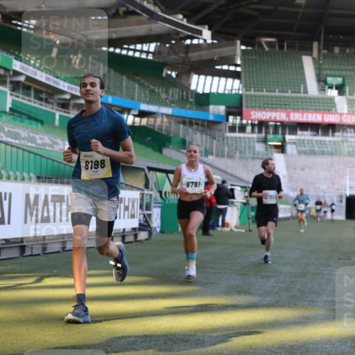 06.10.2024 - 19. swb-Marathon Bremen Yannick Fuchs http://msf.ph/oto/7381947 06.10.2024 10:22:05 Laufen im Stadion 7019, 7376, 7646, 7655, 7839, 7963, 8198, 8292, 8511, 8583, 8631, 8755, 8781, 8797, 8956 meine-sportfotos.de
