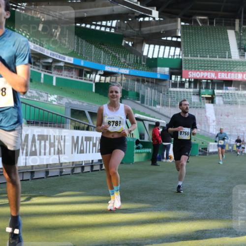06.10.2024 - 19. swb-Marathon Bremen Yannick Fuchs http://msf.ph/oto/7381966 06.10.2024 10:22:05 Laufen im Stadion 7019, 7376, 7646, 7655, 7839, 7963, 8198, 8292, 8511, 8583, 8631, 8755, 8781, 8797, 8956 meine-sportfotos.de