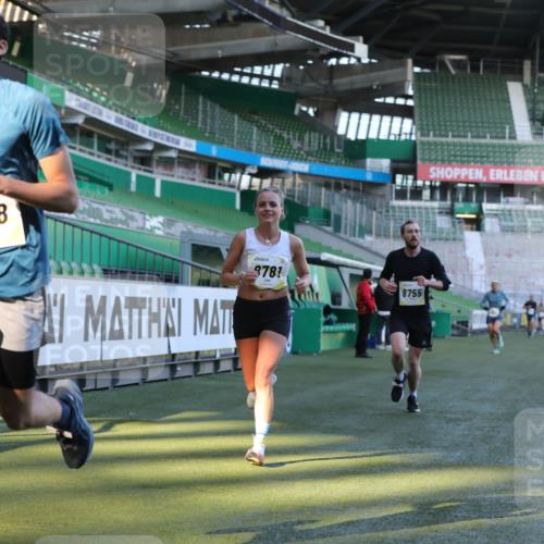 06.10.2024 - 19. swb-Marathon Bremen Yannick Fuchs http://msf.ph/oto/7381978 06.10.2024 10:22:06 Laufen im Stadion 7019, 7376, 7646, 7655, 7839, 7963, 8198, 8292, 8511, 8583, 8631, 8755, 8781, 8797, 8956 meine-sportfotos.de