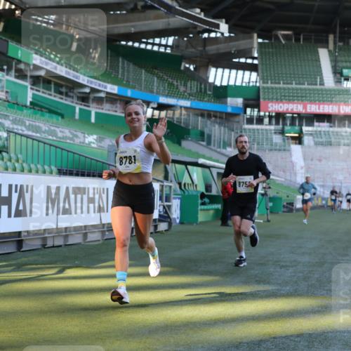06.10.2024 - 19. swb-Marathon Bremen Yannick Fuchs http://msf.ph/oto/7382003 06.10.2024 10:22:06 Laufen im Stadion 7019, 7376, 7646, 7655, 7839, 7963, 8198, 8292, 8511, 8583, 8631, 8755, 8781, 8797, 8956 meine-sportfotos.de