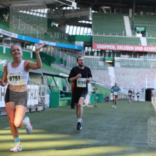 06.10.2024 - 19. swb-Marathon Bremen Yannick Fuchs http://msf.ph/oto/7382010 06.10.2024 10:22:06 Laufen im Stadion 7019, 7376, 7646, 7655, 7839, 7963, 8198, 8292, 8511, 8583, 8631, 8755, 8781, 8797, 8956 meine-sportfotos.de