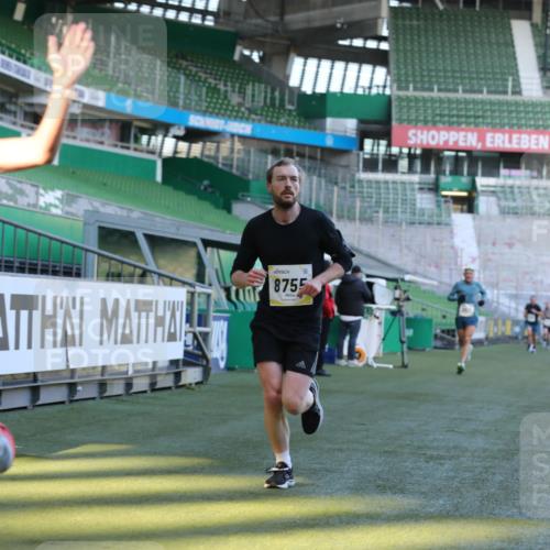06.10.2024 - 19. swb-Marathon Bremen Yannick Fuchs http://msf.ph/oto/7382014 06.10.2024 10:22:07 Laufen im Stadion 7019, 7376, 7646, 7655, 7839, 7963, 8198, 8292, 8511, 8583, 8631, 8755, 8781, 8797, 8956 meine-sportfotos.de