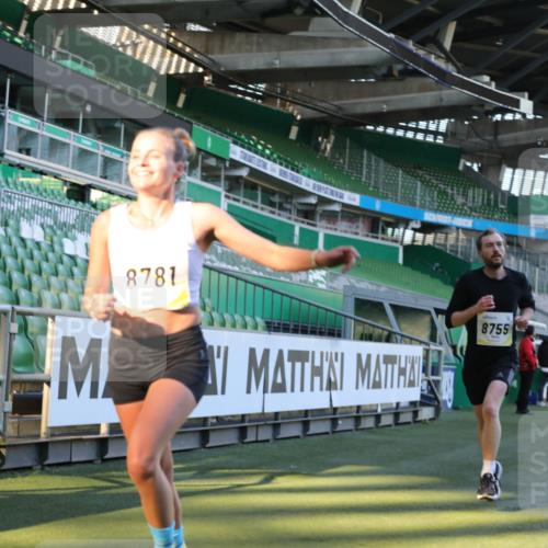 06.10.2024 - 19. swb-Marathon Bremen Yannick Fuchs http://msf.ph/oto/7382021 06.10.2024 10:22:07 Laufen im Stadion 7019, 7376, 7646, 7655, 7839, 7963, 8198, 8292, 8511, 8583, 8631, 8755, 8781, 8797, 8956 meine-sportfotos.de
