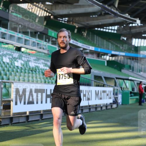 06.10.2024 - 19. swb-Marathon Bremen Yannick Fuchs http://msf.ph/oto/7382034 06.10.2024 10:22:08 Laufen im Stadion 7019, 7376, 7646, 7655, 7839, 7963, 8198, 8292, 8511, 8583, 8755, 8781, 8797, 8956 meine-sportfotos.de