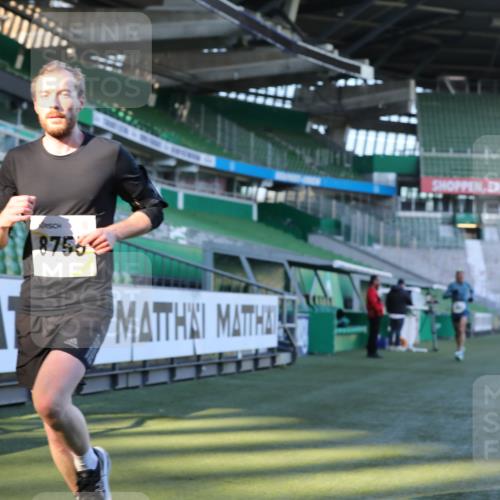 06.10.2024 - 19. swb-Marathon Bremen Yannick Fuchs http://msf.ph/oto/7382044 06.10.2024 10:22:08 Laufen im Stadion 7019, 7376, 7646, 7655, 7839, 7963, 8198, 8292, 8511, 8583, 8755, 8781, 8797, 8956 meine-sportfotos.de