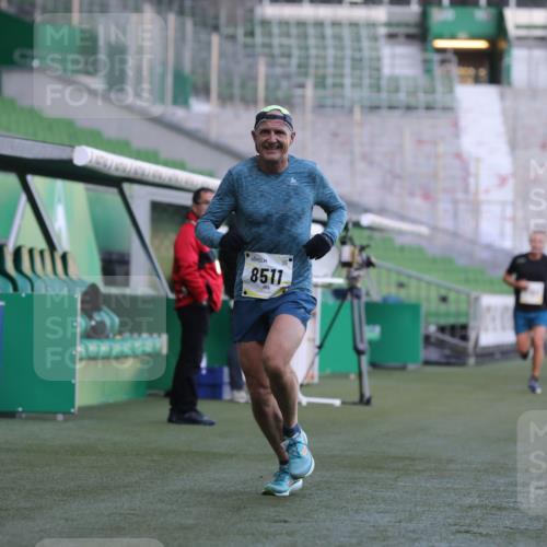 06.10.2024 - 19. swb-Marathon Bremen Yannick Fuchs http://msf.ph/oto/7382053 06.10.2024 10:22:11 Laufen im Stadion 7157, 7376, 7646, 7655, 7963, 8198, 8292, 8511, 8583, 8755, 8781, 8956 meine-sportfotos.de