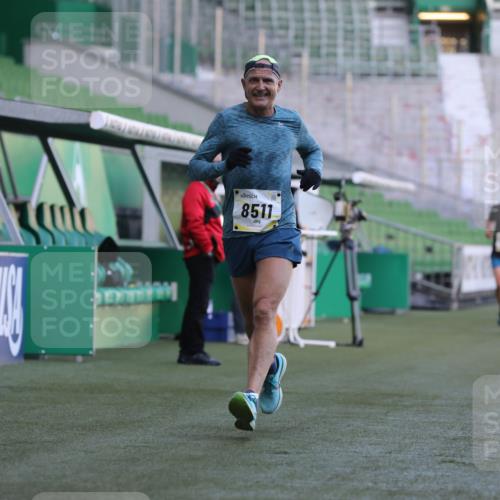 06.10.2024 - 19. swb-Marathon Bremen Yannick Fuchs http://msf.ph/oto/7382065 06.10.2024 10:22:11 Laufen im Stadion 7157, 7376, 7646, 7655, 7963, 8198, 8292, 8511, 8583, 8755, 8781, 8956 meine-sportfotos.de