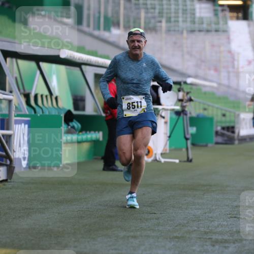 06.10.2024 - 19. swb-Marathon Bremen Yannick Fuchs http://msf.ph/oto/7382074 06.10.2024 10:22:11 Laufen im Stadion 7157, 7376, 7646, 7655, 7963, 8198, 8292, 8511, 8583, 8755, 8781, 8956 meine-sportfotos.de