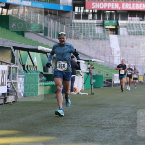 06.10.2024 - 19. swb-Marathon Bremen Yannick Fuchs http://msf.ph/oto/7382093 06.10.2024 10:22:12 Laufen im Stadion 7157, 7376, 7646, 7655, 7963, 8198, 8275, 8292, 8511, 8583, 8755, 8781, 8956, 9122 meine-sportfotos.de