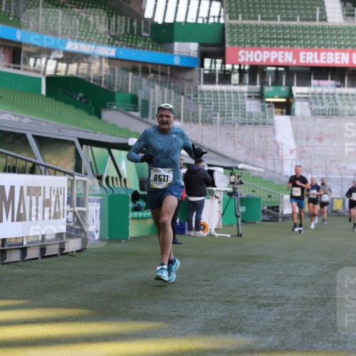 06.10.2024 - 19. swb-Marathon Bremen Yannick Fuchs http://msf.ph/oto/7382112 06.10.2024 10:22:12 Laufen im Stadion 7157, 7376, 7646, 7655, 7963, 8198, 8275, 8292, 8511, 8583, 8755, 8781, 8956, 9122 meine-sportfotos.de