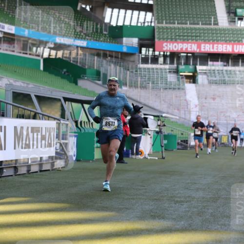 06.10.2024 - 19. swb-Marathon Bremen Yannick Fuchs http://msf.ph/oto/7382120 06.10.2024 10:22:12 Laufen im Stadion 7157, 7376, 7646, 7655, 7963, 8198, 8275, 8292, 8511, 8583, 8755, 8781, 8956, 9122 meine-sportfotos.de