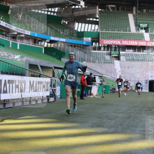 06.10.2024 - 19. swb-Marathon Bremen Yannick Fuchs http://msf.ph/oto/7382145 06.10.2024 10:22:12 Laufen im Stadion 7157, 7376, 7646, 7655, 7963, 8198, 8275, 8292, 8511, 8583, 8755, 8781, 8956, 9122 meine-sportfotos.de