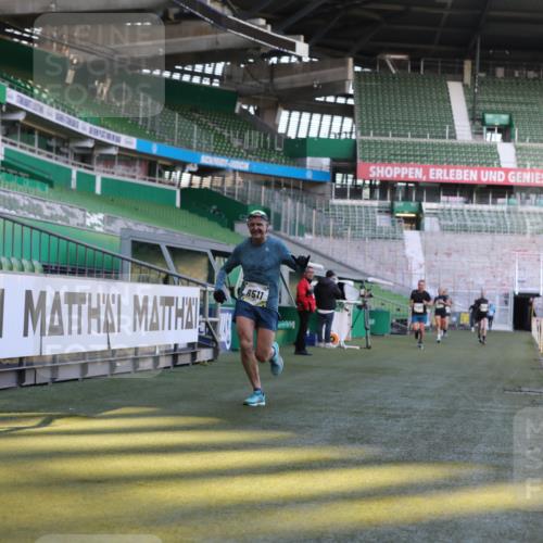 06.10.2024 - 19. swb-Marathon Bremen Yannick Fuchs http://msf.ph/oto/7382157 06.10.2024 10:22:13 Laufen im Stadion 7157, 7376, 7646, 7655, 7963, 8198, 8275, 8292, 8511, 8583, 8755, 8781, 8956, 9122 meine-sportfotos.de