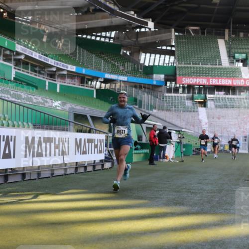 06.10.2024 - 19. swb-Marathon Bremen Yannick Fuchs http://msf.ph/oto/7382189 06.10.2024 10:22:13 Laufen im Stadion 7157, 7376, 7646, 7655, 7963, 8198, 8275, 8292, 8511, 8583, 8755, 8781, 8956, 9122 meine-sportfotos.de