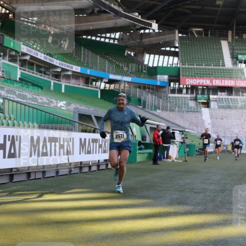 06.10.2024 - 19. swb-Marathon Bremen Yannick Fuchs http://msf.ph/oto/7382193 06.10.2024 10:22:13 Laufen im Stadion 7157, 7376, 7646, 7655, 7963, 8198, 8275, 8292, 8511, 8583, 8755, 8781, 8956, 9122 meine-sportfotos.de