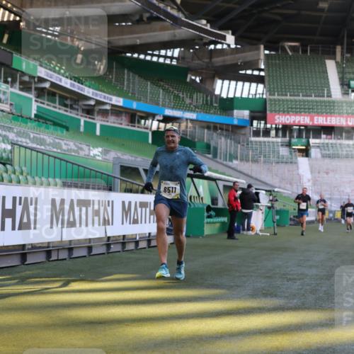 06.10.2024 - 19. swb-Marathon Bremen Yannick Fuchs http://msf.ph/oto/7382205 06.10.2024 10:22:13 Laufen im Stadion 7157, 7376, 7646, 7655, 7963, 8198, 8275, 8292, 8511, 8583, 8755, 8781, 8956, 9122 meine-sportfotos.de