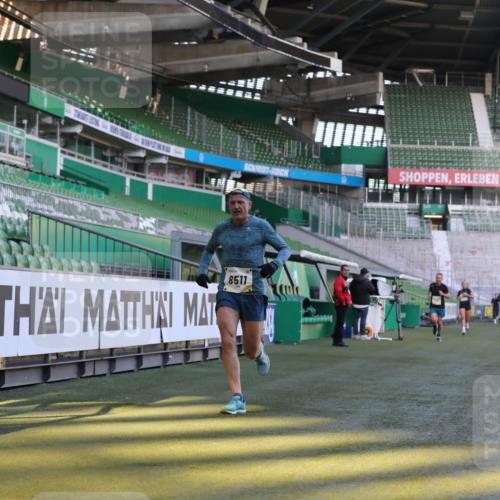 06.10.2024 - 19. swb-Marathon Bremen Yannick Fuchs http://msf.ph/oto/7382214 06.10.2024 10:22:13 Laufen im Stadion 7157, 7376, 7646, 7655, 7963, 8198, 8275, 8292, 8511, 8583, 8755, 8781, 8956, 9122 meine-sportfotos.de