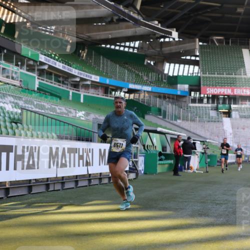 06.10.2024 - 19. swb-Marathon Bremen Yannick Fuchs http://msf.ph/oto/7382221 06.10.2024 10:22:13 Laufen im Stadion 7157, 7376, 7646, 7655, 7963, 8198, 8275, 8292, 8511, 8583, 8755, 8781, 8956, 9122 meine-sportfotos.de