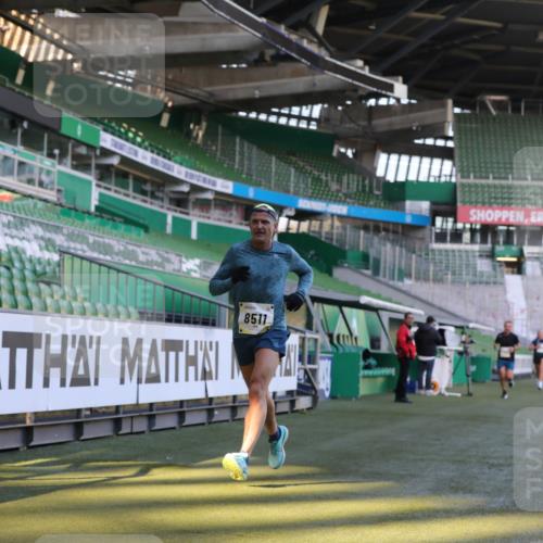 06.10.2024 - 19. swb-Marathon Bremen Yannick Fuchs http://msf.ph/oto/7382233 06.10.2024 10:22:14 Laufen im Stadion 7157, 7376, 7646, 7655, 7963, 8198, 8275, 8292, 8511, 8583, 8755, 8781, 8956, 9122 meine-sportfotos.de