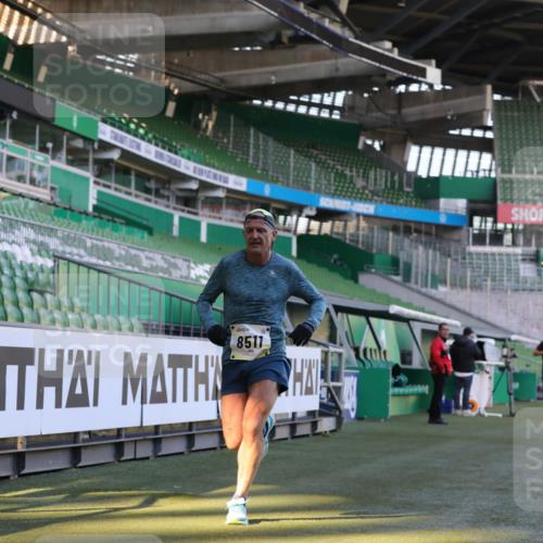 06.10.2024 - 19. swb-Marathon Bremen Yannick Fuchs http://msf.ph/oto/7382237 06.10.2024 10:22:14 Laufen im Stadion 7157, 7376, 7646, 7655, 7963, 8198, 8275, 8292, 8511, 8583, 8755, 8781, 8956, 9122 meine-sportfotos.de