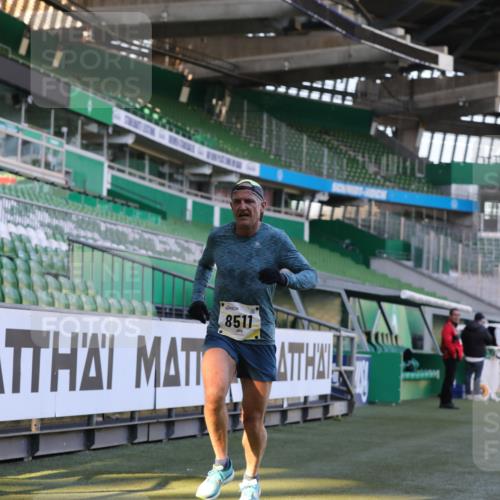 06.10.2024 - 19. swb-Marathon Bremen Yannick Fuchs http://msf.ph/oto/7382242 06.10.2024 10:22:14 Laufen im Stadion 7157, 7376, 7646, 7655, 7963, 8198, 8275, 8292, 8511, 8583, 8755, 8781, 8956, 9122 meine-sportfotos.de
