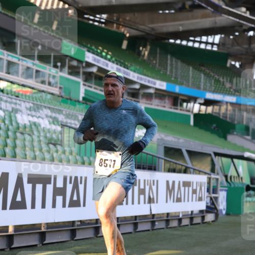 06.10.2024 - 19. swb-Marathon Bremen Yannick Fuchs http://msf.ph/oto/7382247 06.10.2024 10:22:14 Laufen im Stadion 7157, 7376, 7646, 7655, 7963, 8198, 8275, 8292, 8511, 8583, 8755, 8781, 8956, 9122 meine-sportfotos.de