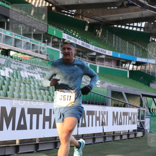 06.10.2024 - 19. swb-Marathon Bremen Yannick Fuchs http://msf.ph/oto/7382257 06.10.2024 10:22:14 Laufen im Stadion 7157, 7376, 7646, 7655, 7963, 8198, 8275, 8292, 8511, 8583, 8755, 8781, 8956, 9122 meine-sportfotos.de