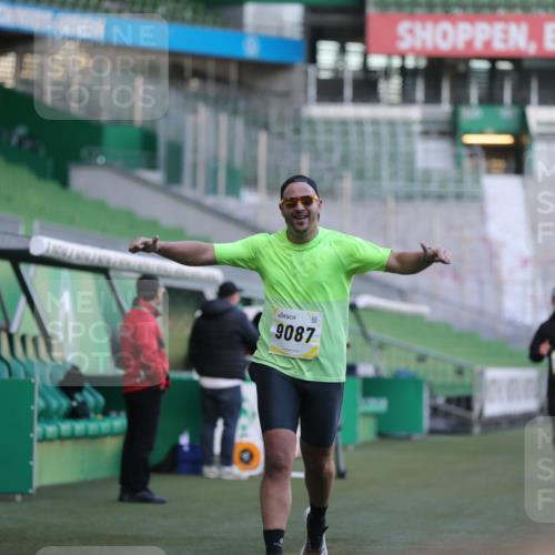 06.10.2024 - 19. swb-Marathon Bremen Yannick Fuchs http://msf.ph/oto/7382262 06.10.2024 10:22:44 Laufen im Stadion 7105, 7157, 7649, 7993, 8275, 8341, 8466, 8511, 9033, 9036, 9087, 9122 meine-sportfotos.de