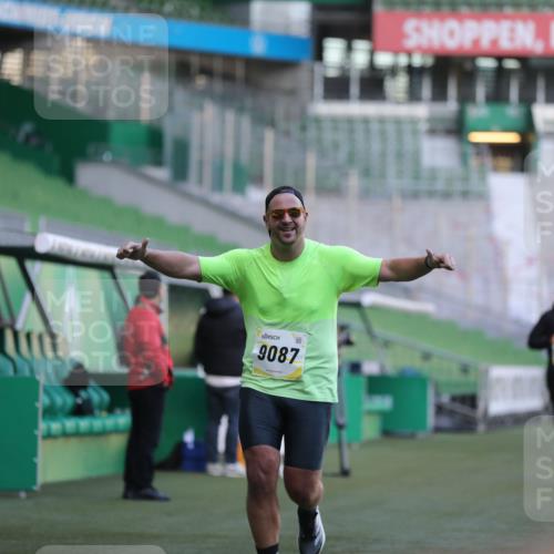 06.10.2024 - 19. swb-Marathon Bremen Yannick Fuchs http://msf.ph/oto/7382275 06.10.2024 10:22:44 Laufen im Stadion 7105, 7157, 7649, 7993, 8275, 8341, 8466, 8511, 9033, 9036, 9087, 9122 meine-sportfotos.de