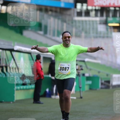 06.10.2024 - 19. swb-Marathon Bremen Yannick Fuchs http://msf.ph/oto/7382281 06.10.2024 10:22:44 Laufen im Stadion 7105, 7157, 7649, 7993, 8275, 8341, 8466, 8511, 9033, 9036, 9087, 9122 meine-sportfotos.de