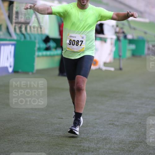 06.10.2024 - 19. swb-Marathon Bremen Yannick Fuchs http://msf.ph/oto/7382296 06.10.2024 10:22:45 Laufen im Stadion 7105, 7157, 7649, 7993, 8275, 8341, 8466, 8511, 9033, 9036, 9087, 9122 meine-sportfotos.de