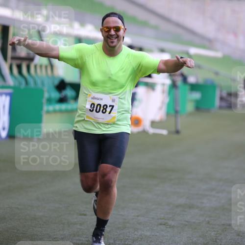 06.10.2024 - 19. swb-Marathon Bremen Yannick Fuchs http://msf.ph/oto/7382311 06.10.2024 10:22:45 Laufen im Stadion 7105, 7157, 7649, 7993, 8275, 8341, 8466, 8511, 9033, 9036, 9087, 9122 meine-sportfotos.de