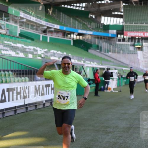 06.10.2024 - 19. swb-Marathon Bremen Yannick Fuchs http://msf.ph/oto/7382320 06.10.2024 10:22:46 Laufen im Stadion 7105, 7157, 7649, 7993, 8275, 8341, 8466, 8511, 9033, 9036, 9087, 9122 meine-sportfotos.de