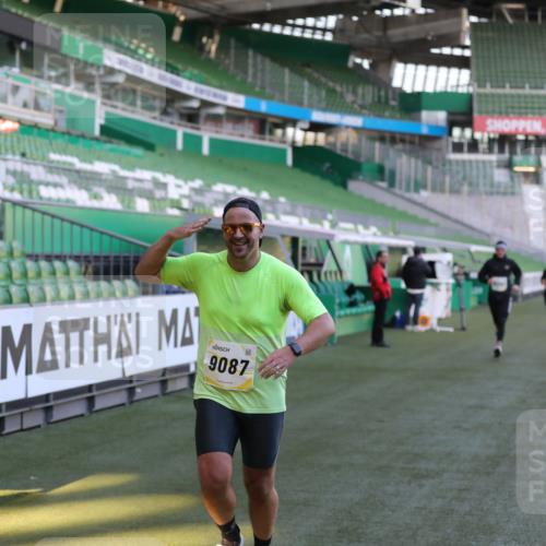 06.10.2024 - 19. swb-Marathon Bremen Yannick Fuchs http://msf.ph/oto/7382327 06.10.2024 10:22:46 Laufen im Stadion 7105, 7157, 7649, 7993, 8275, 8341, 8466, 8511, 9033, 9036, 9087, 9122 meine-sportfotos.de