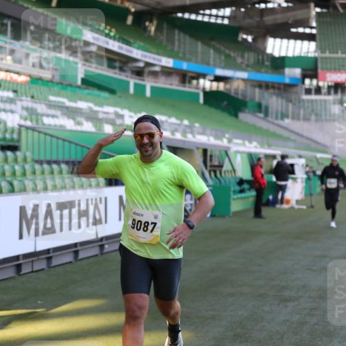 06.10.2024 - 19. swb-Marathon Bremen Yannick Fuchs http://msf.ph/oto/7382335 06.10.2024 10:22:47 Laufen im Stadion 7105, 7157, 7649, 7993, 8275, 8341, 8466, 8511, 9033, 9036, 9087, 9122 meine-sportfotos.de